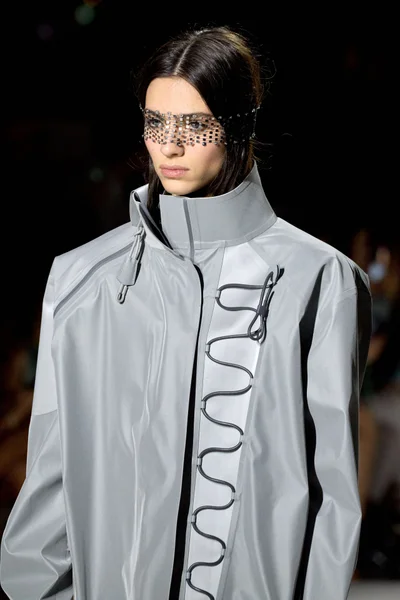 Look 16